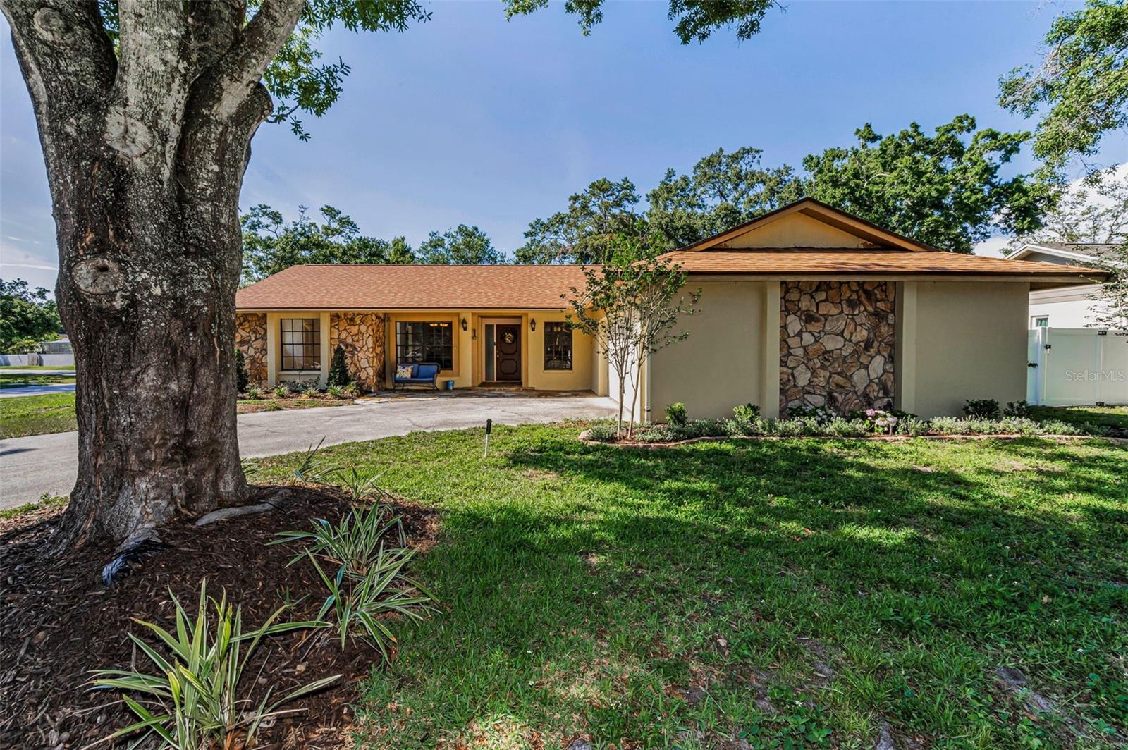 3041 Oak View Dr.