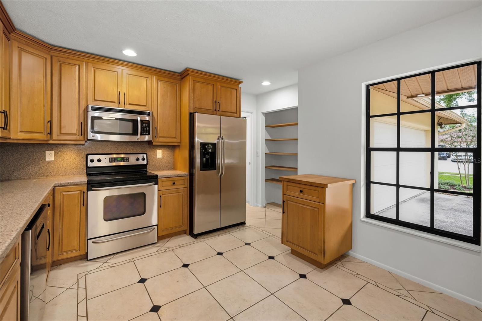 Kitchen w/ Movable Island