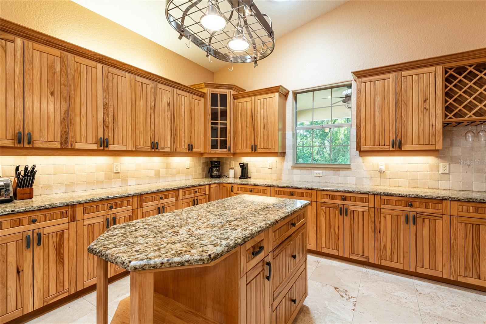 What a great Island counter and cabinet.