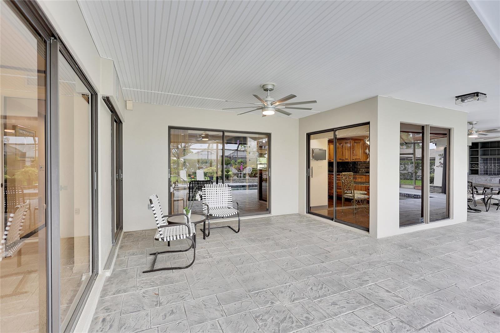 Additional seating area - covered lanai