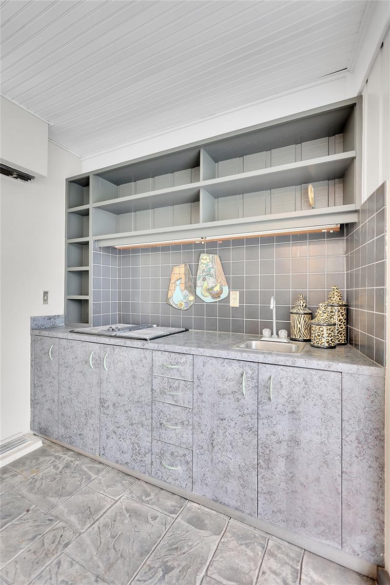 Outdoor wet bar and grill
