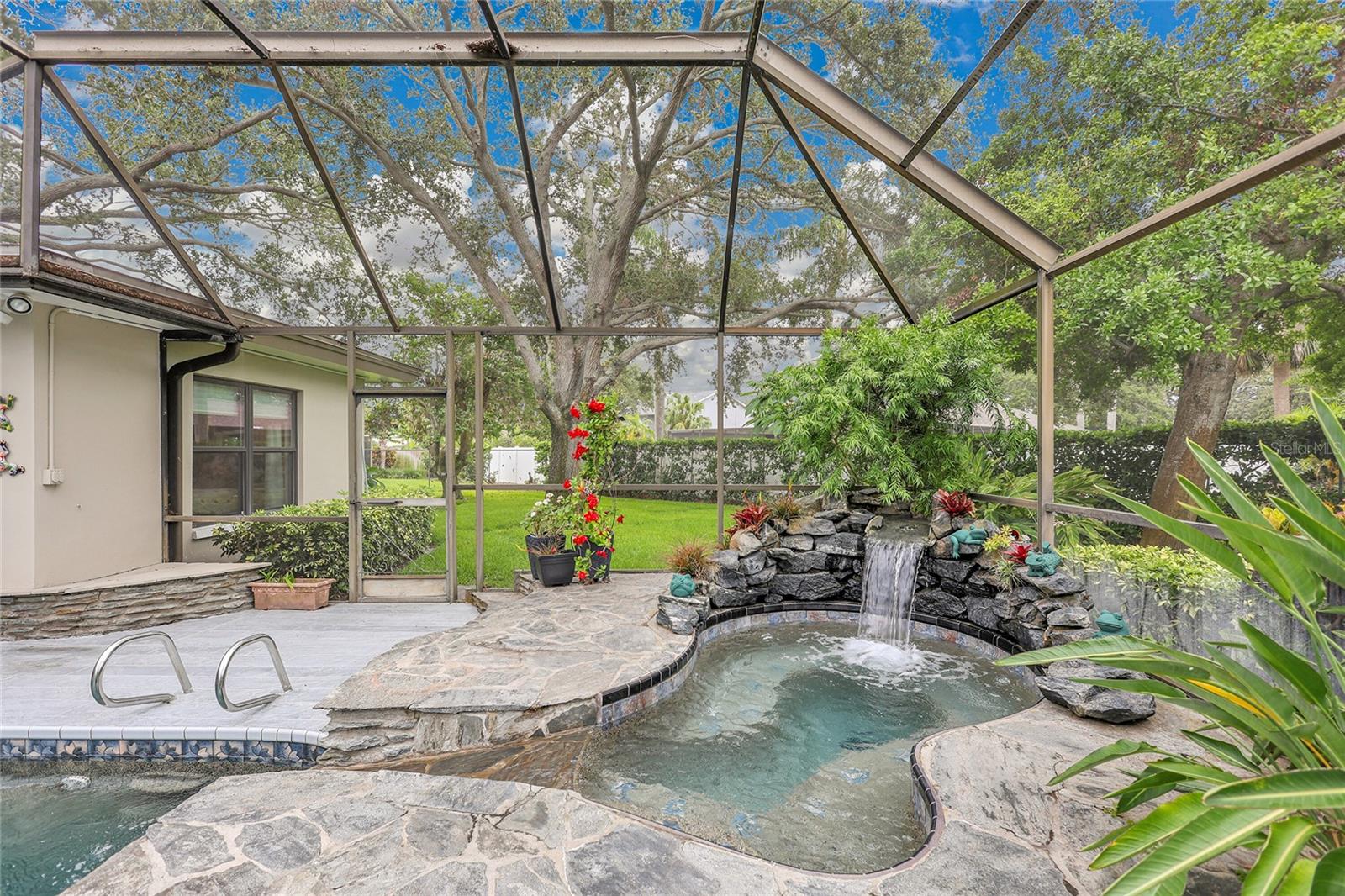 Pool area - spa