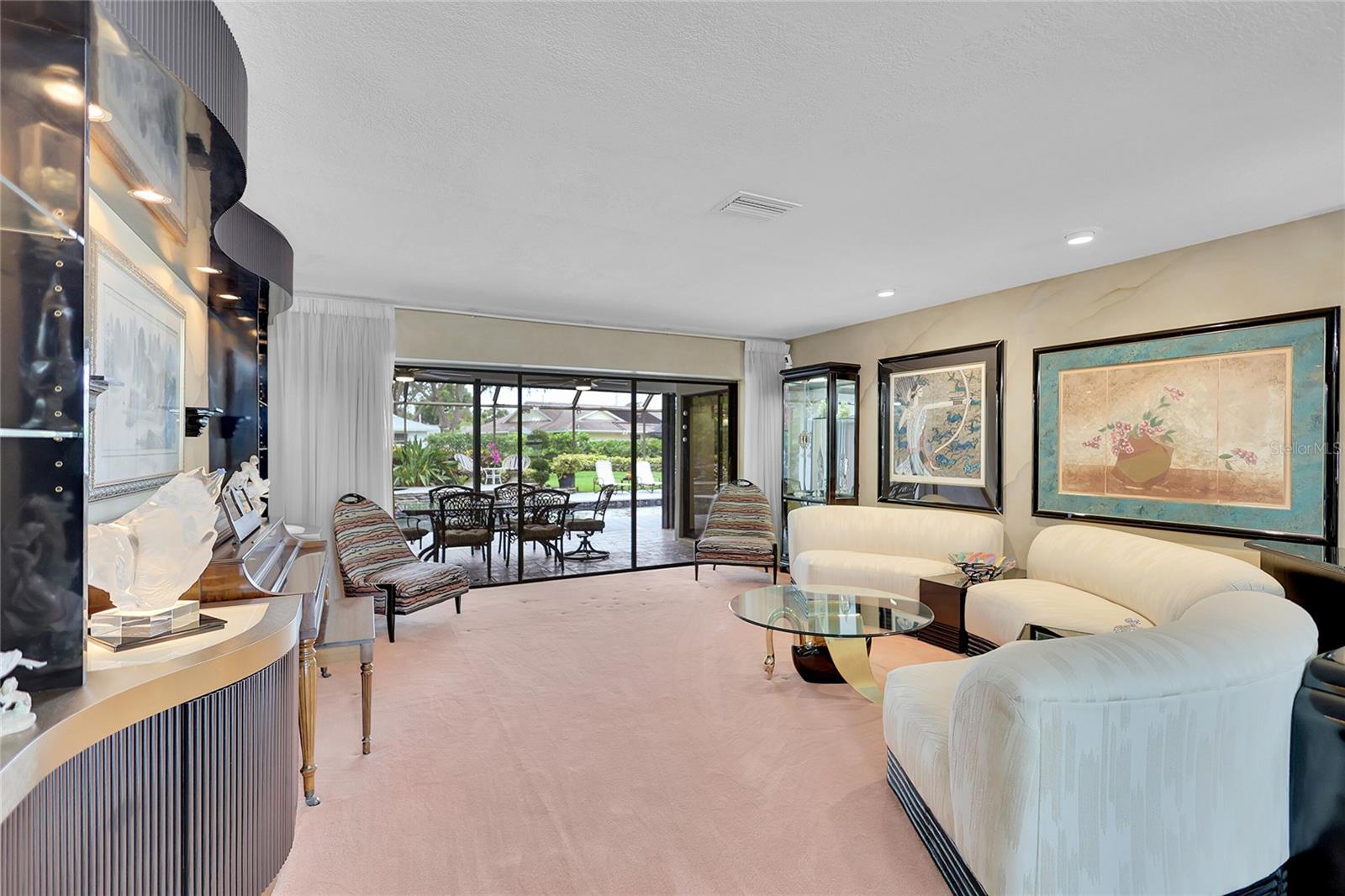 Living room with fully retractable sliders