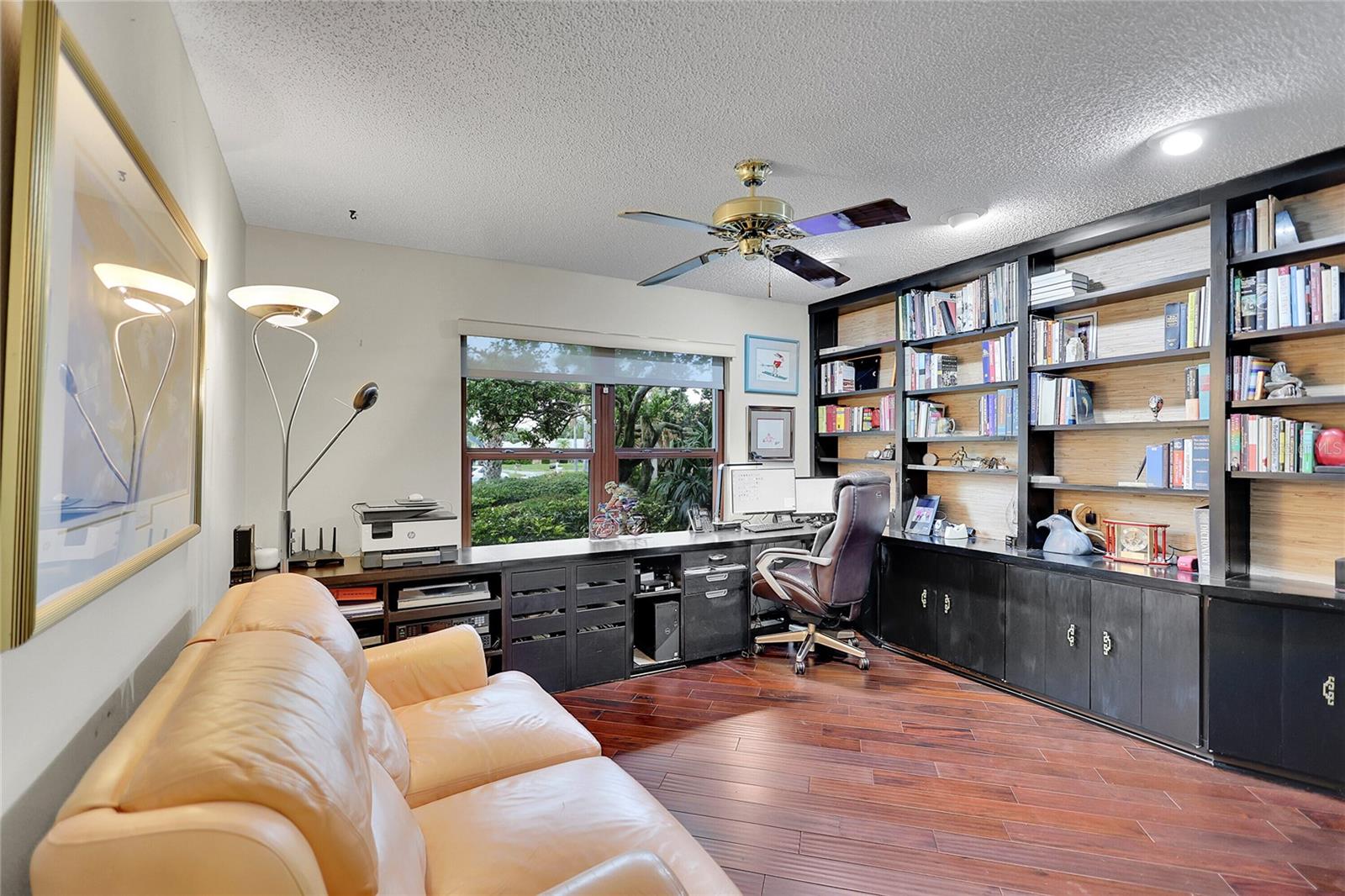 Secondary bedroom / office