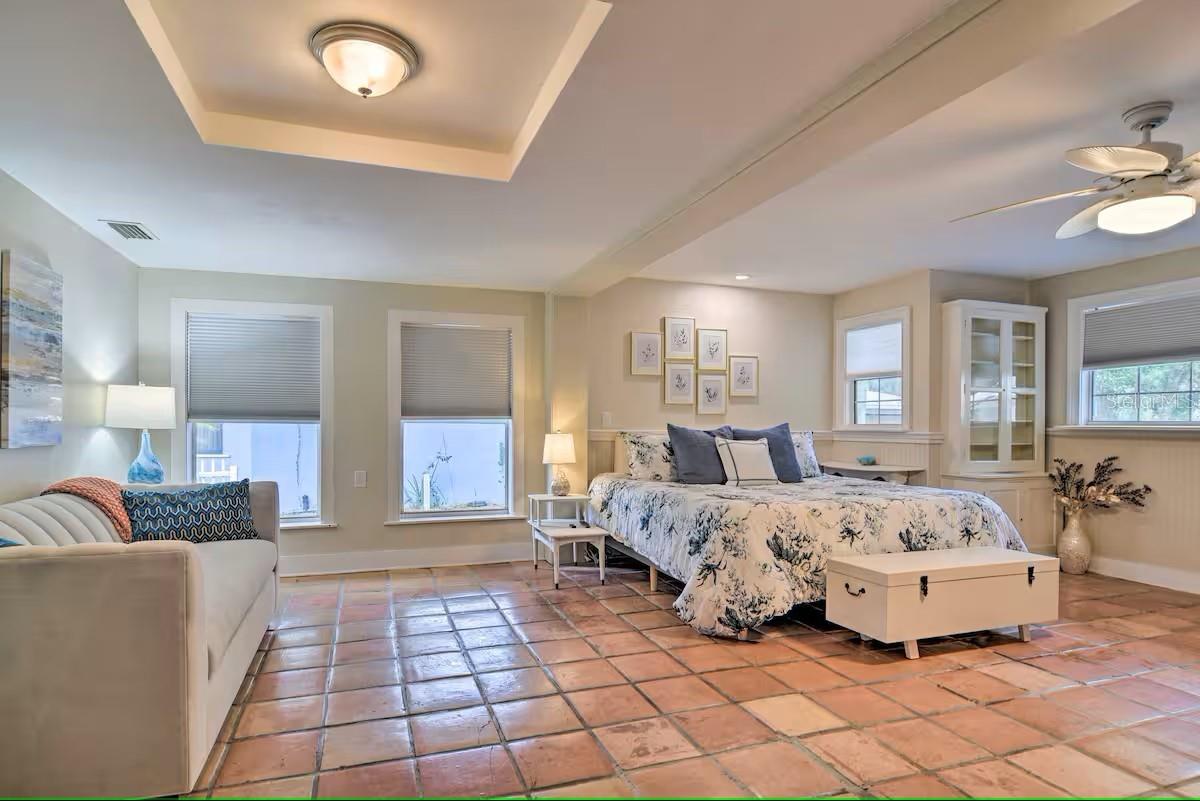 Bigger bedroom w pull out couch