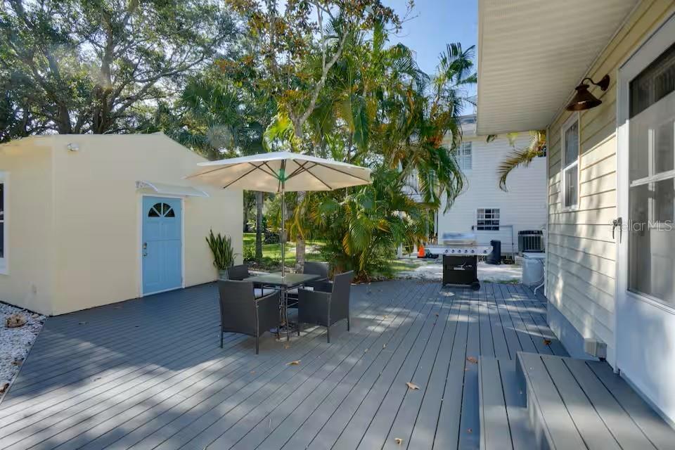 Deck area between main house and cottage