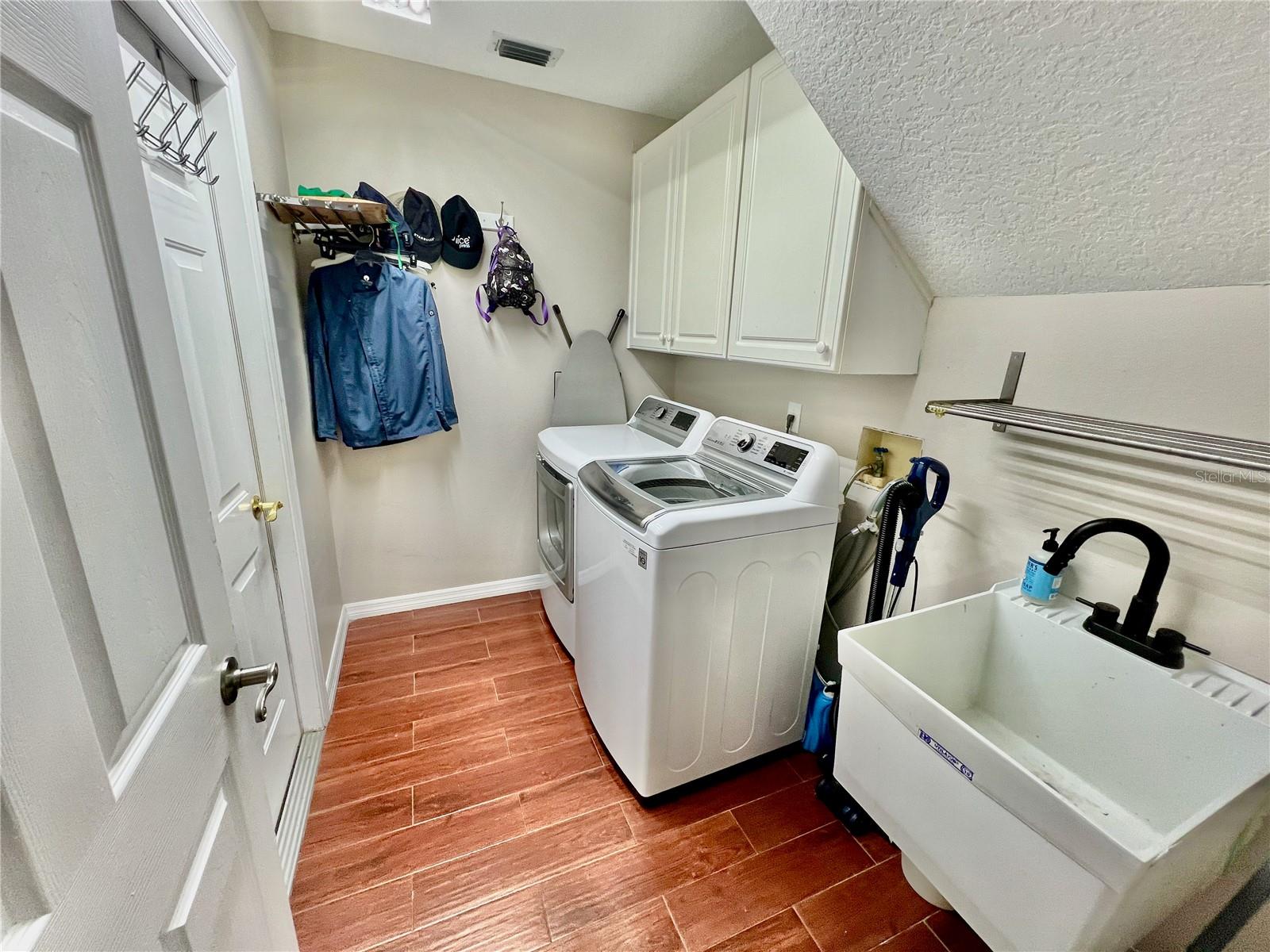 Laundryroom with tub sink and extra cabinets