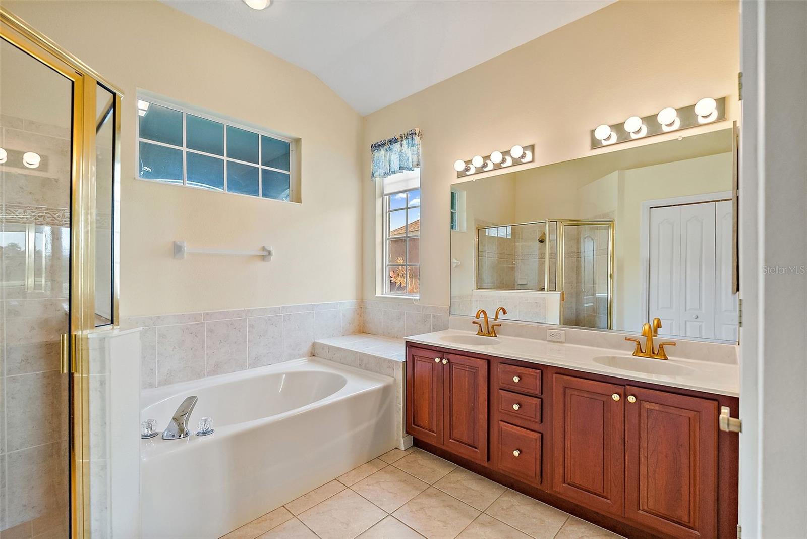 Primary Ensuite Bath, Walk-in Shower, Dural Sinks, Soaking Tub