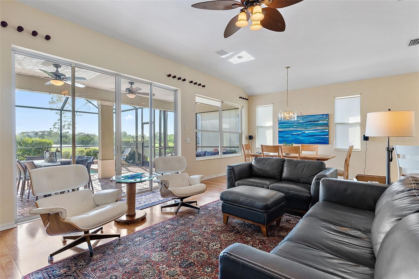 Living/Dining Combo Amazing View & Outdoor Space