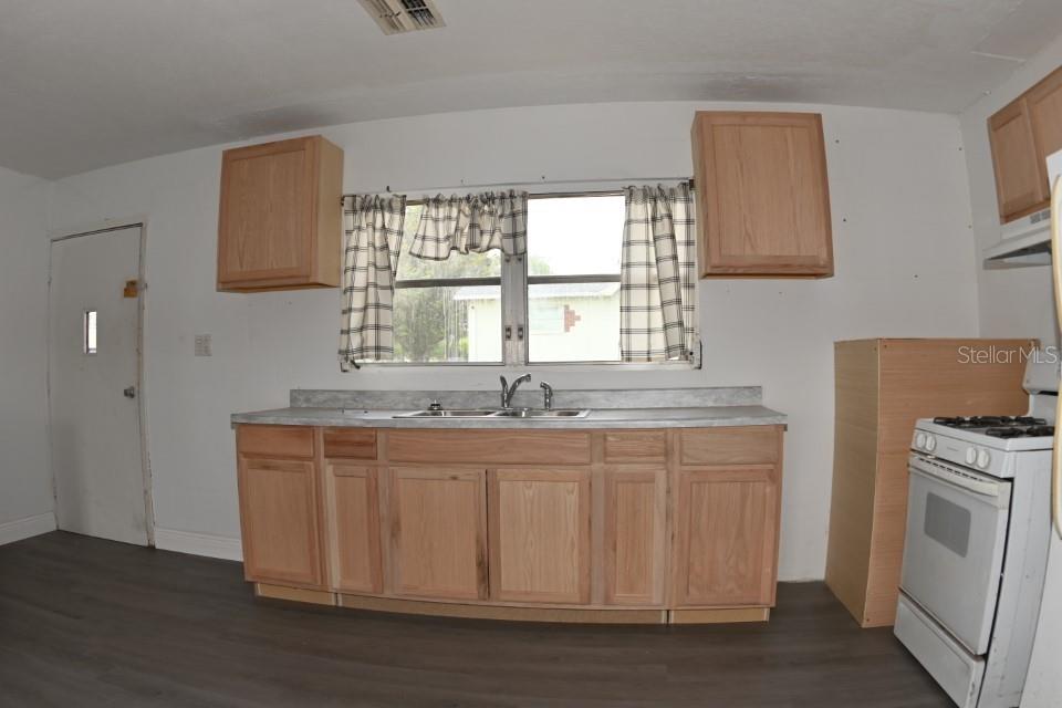 Side entrance to kitchen