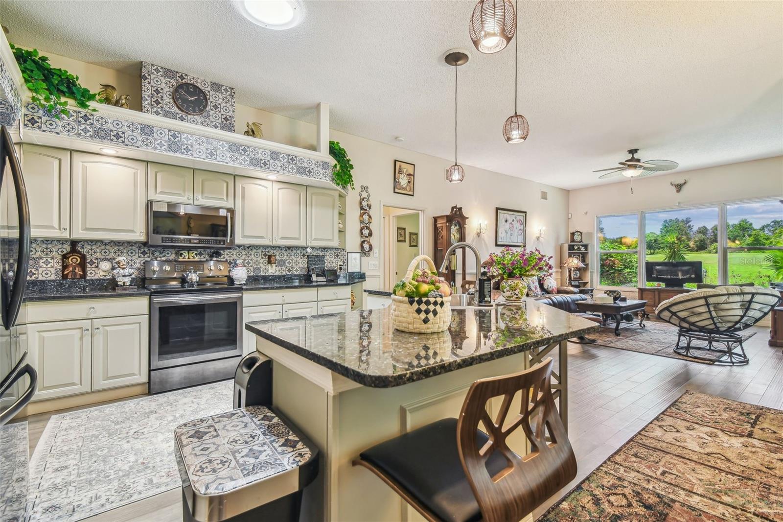 KITCHEN - FAMILY ROOM