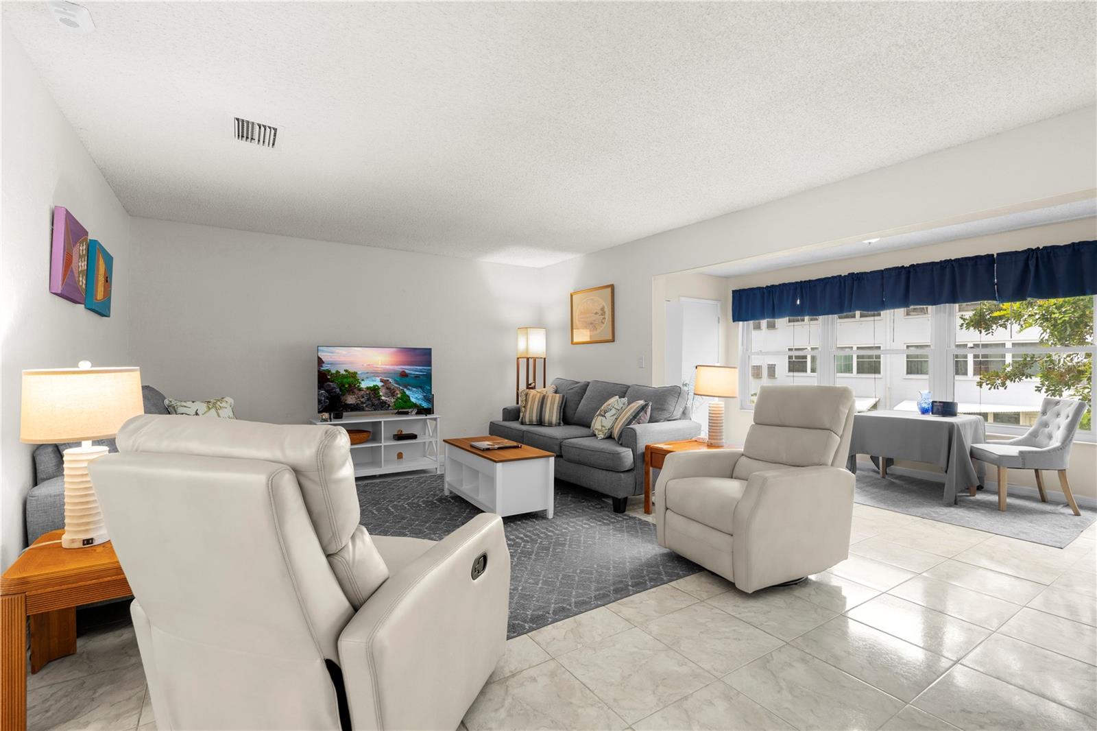 LIVINGROOM