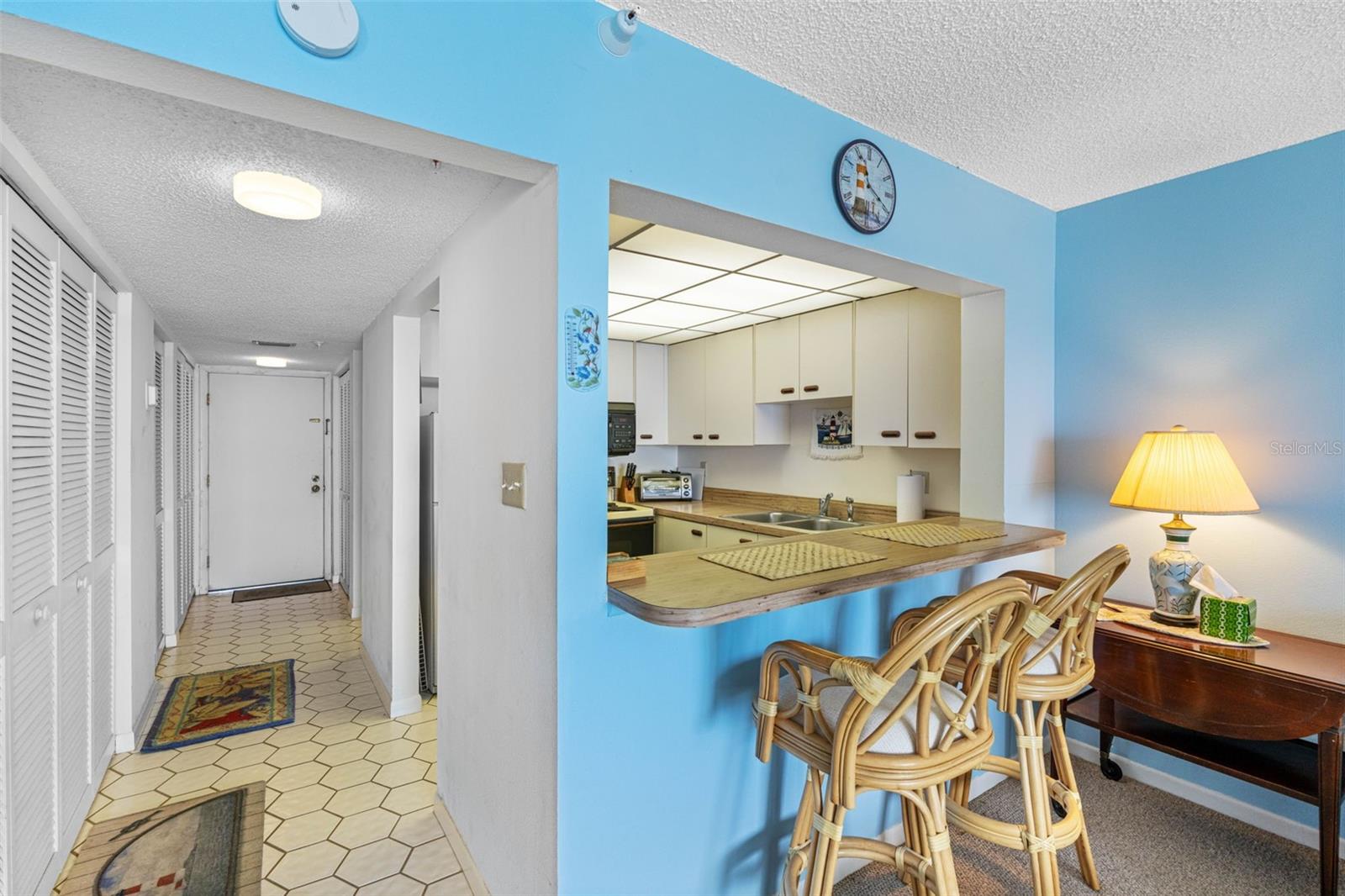 KITCHEN COUNTER
