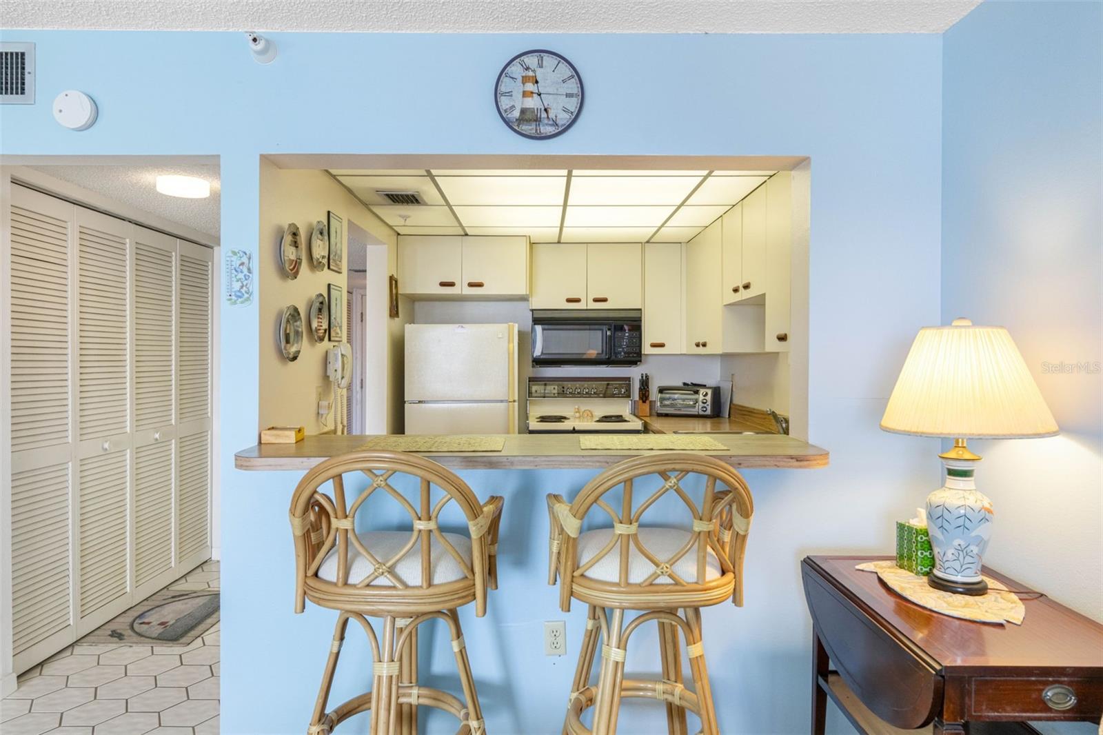 KITCHEN COUNTER