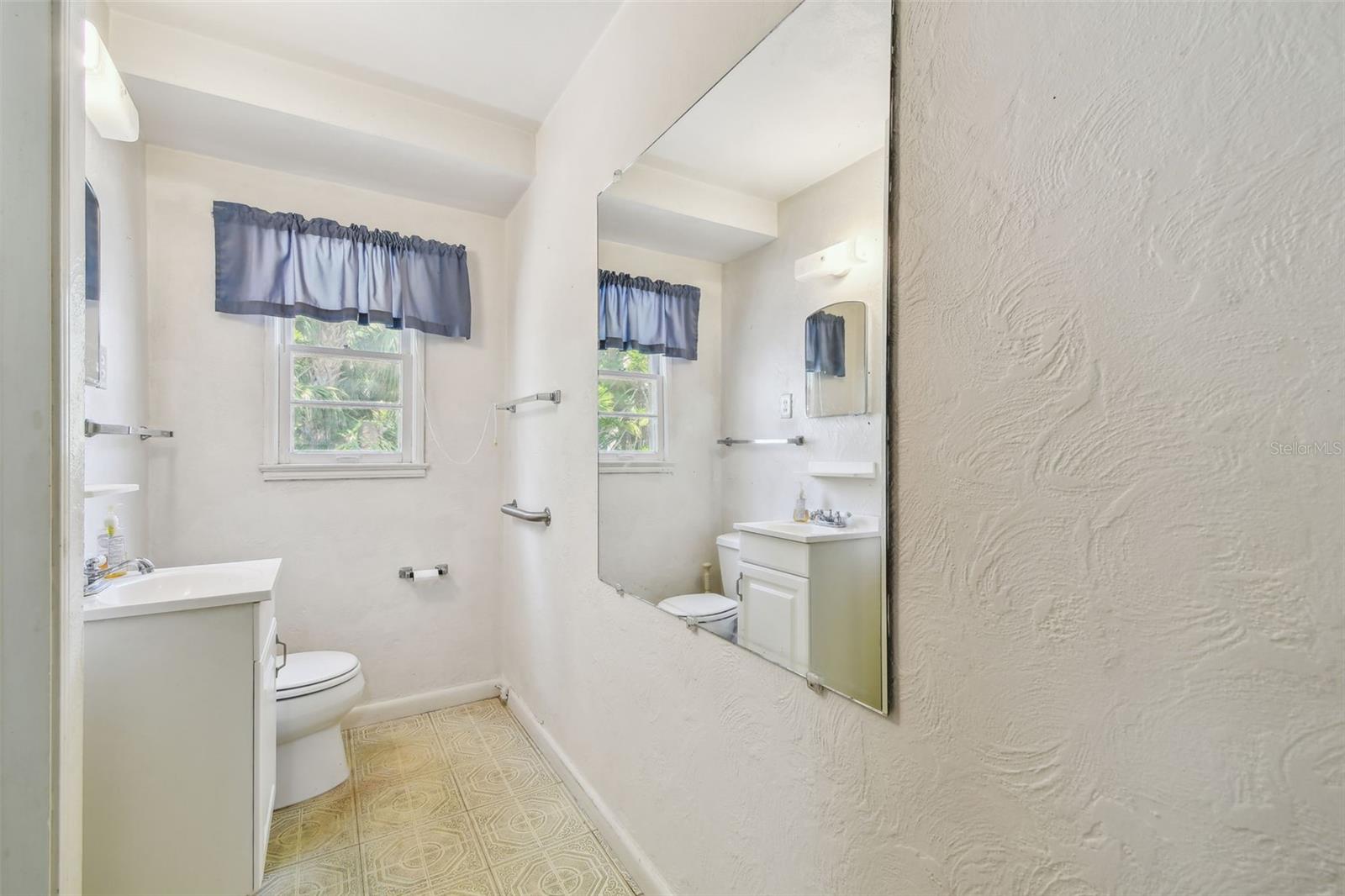 Jack and Jill bath