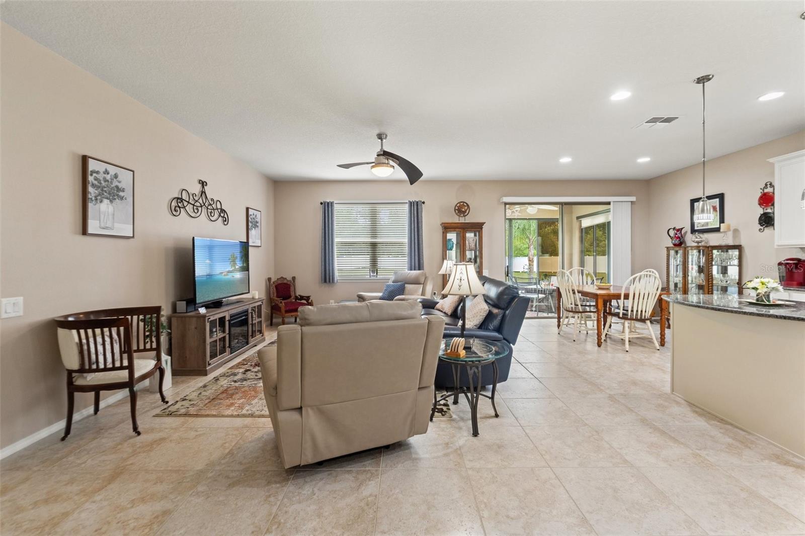 10 ft Ceilings, porcelain tile flooring, neutral colors ....VERY NICE!