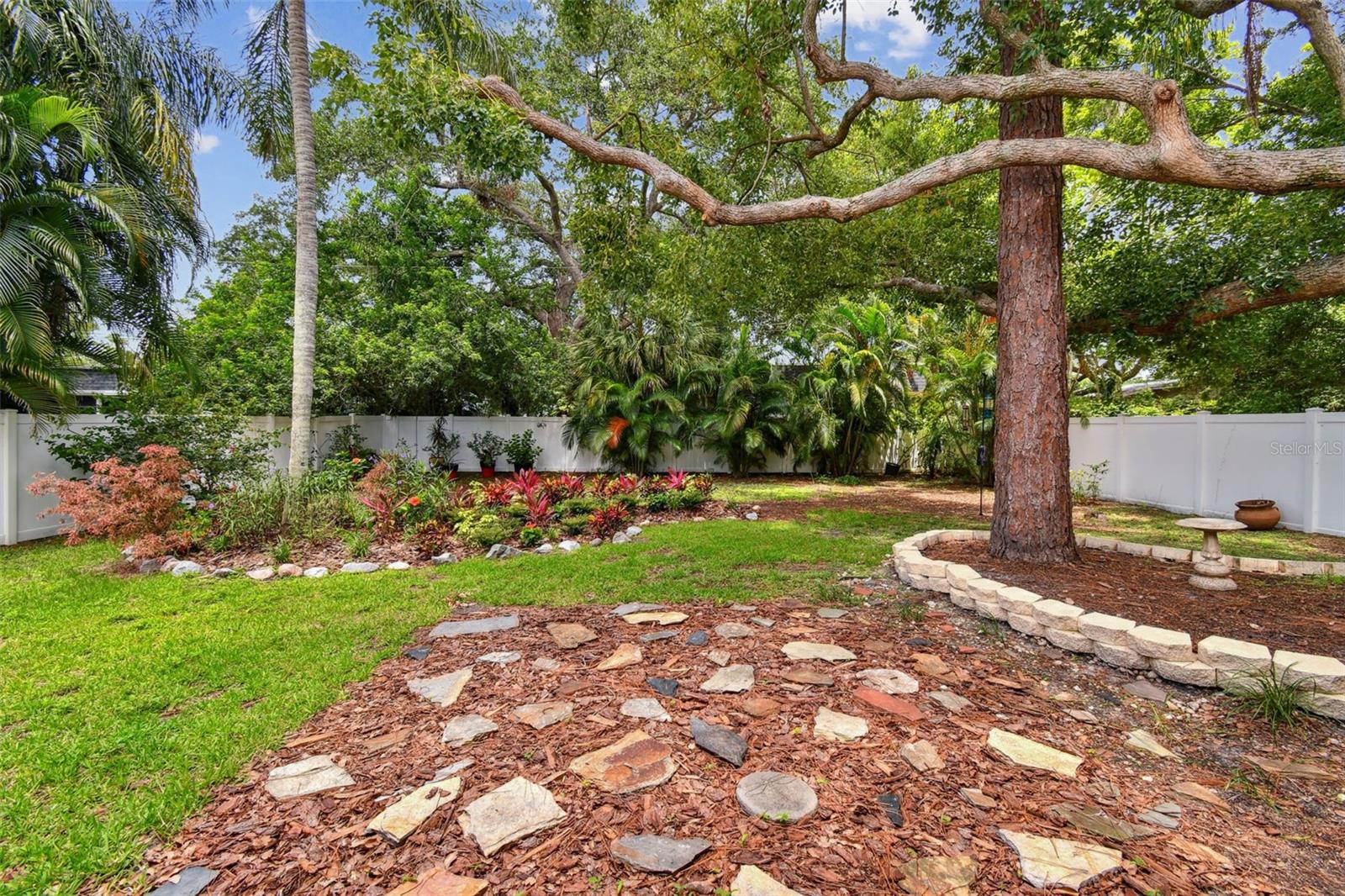Lovely backyard for relaxing and entertaining