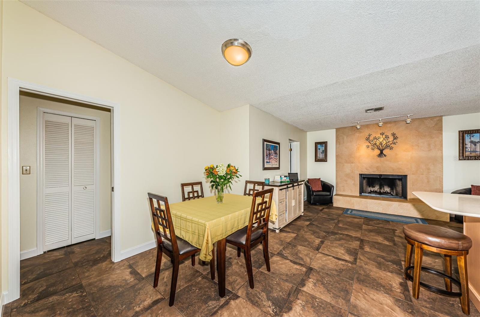 Dining into family and kitchen room