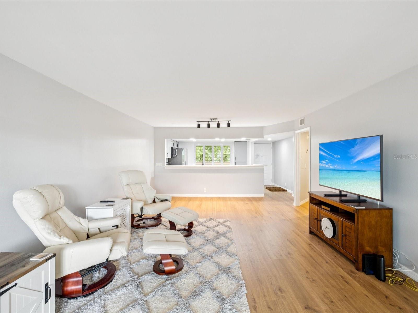 Open Floor Plan Living/Dining Room Comgo