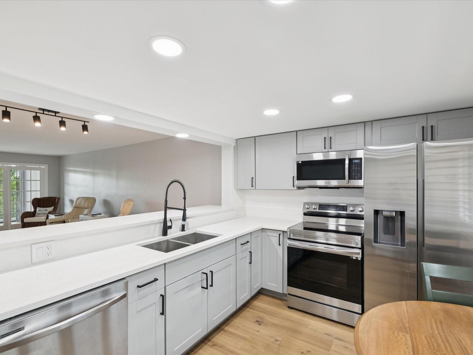 Gorgeous Kitchen/Quartz countertops