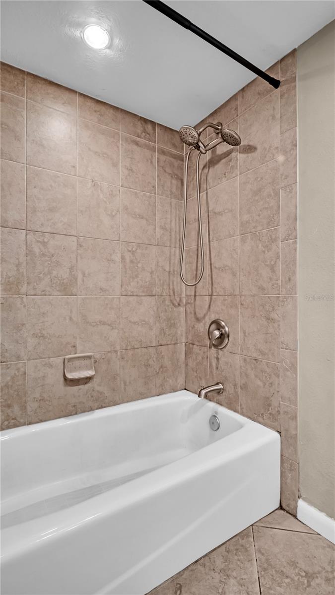 TB8391782