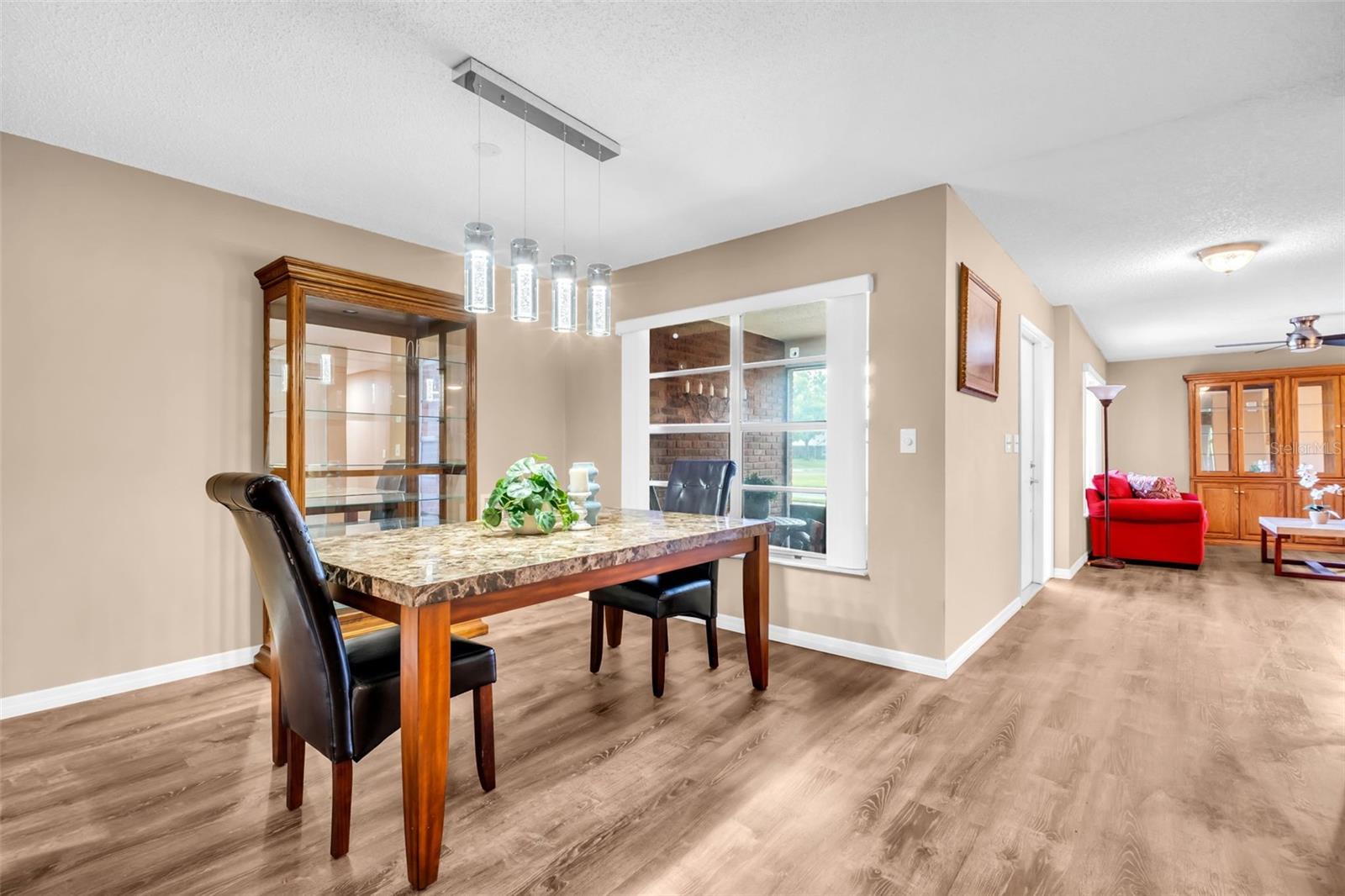 Beautiful separate dining roof perfect for entertaining~