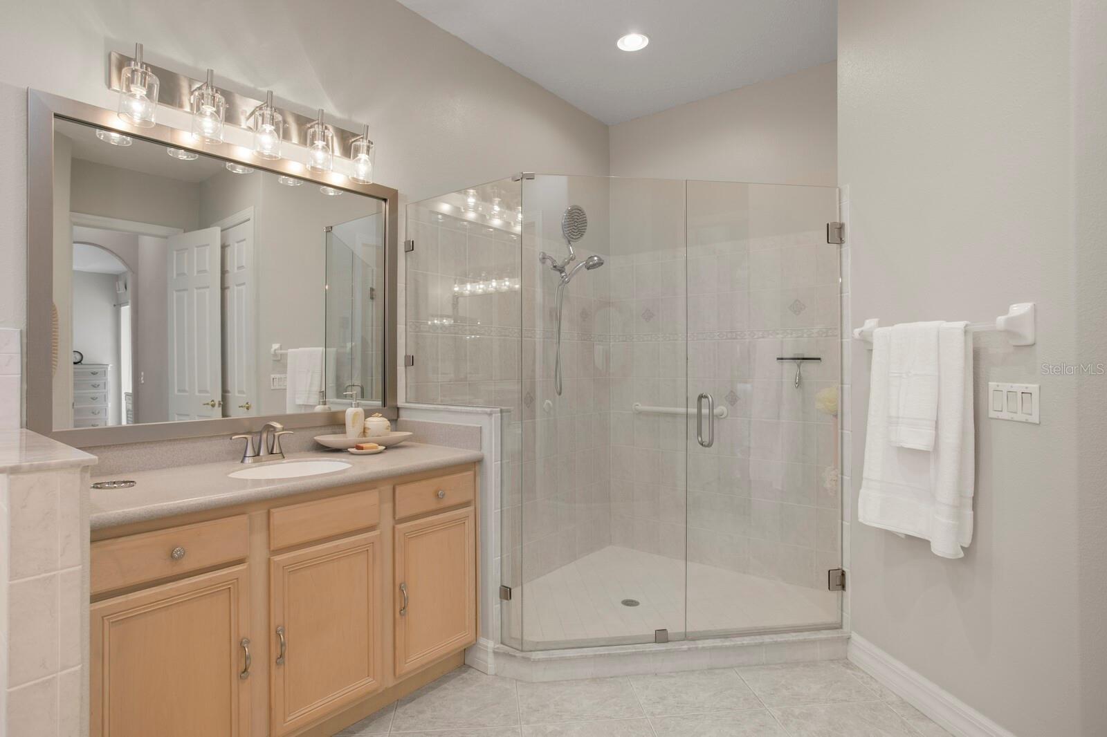 Primary primary seamless shower