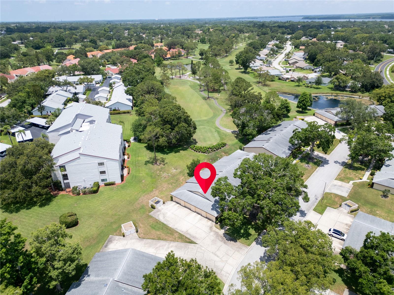 Perfectly positioned end-unit villa with golf views~