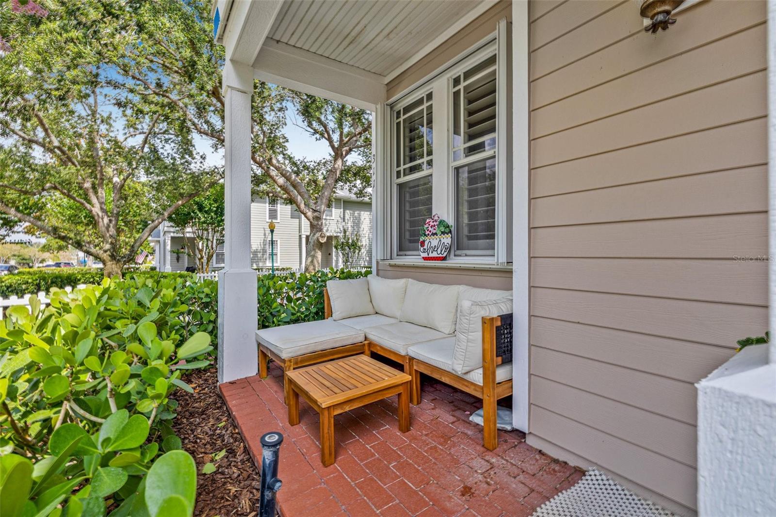 Front sitting porch