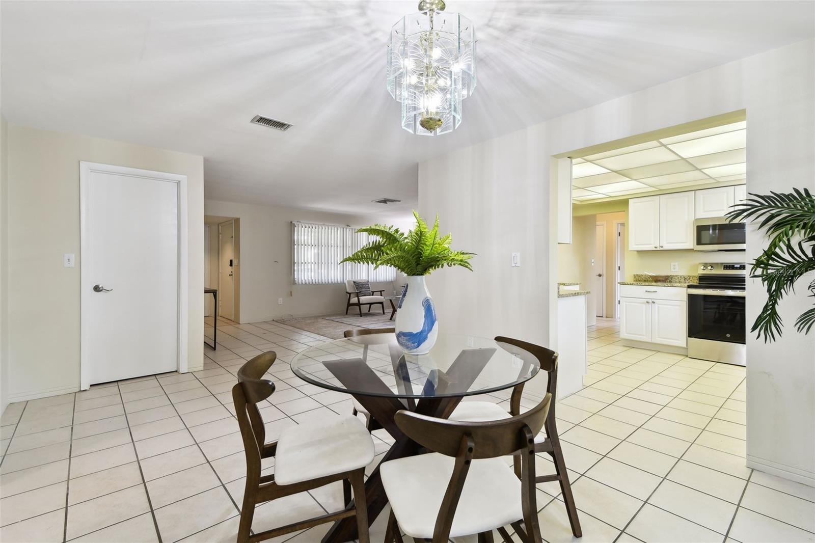 Nice circular floorplan and great for entertaining. A good flow