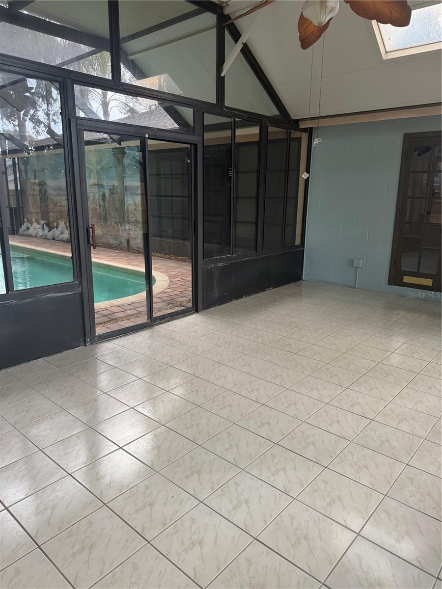 LARGE LANAI