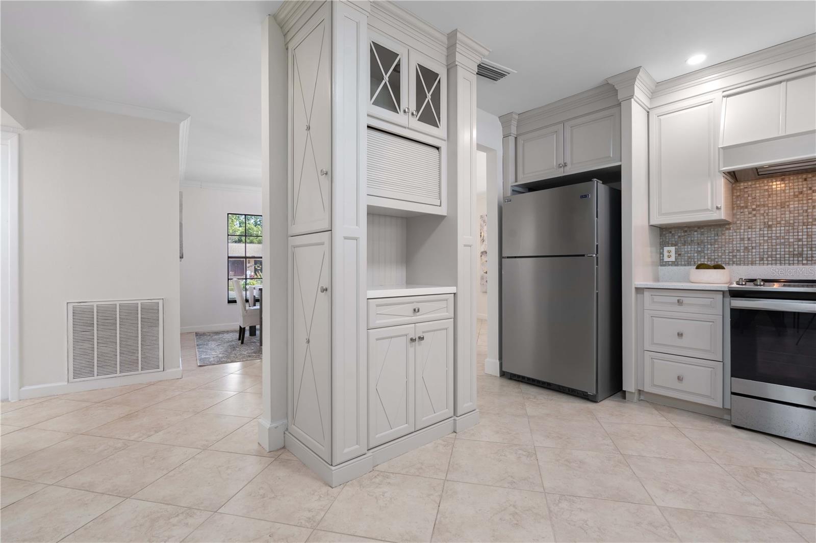 Kitchen Bar + Dining Room Sightlines