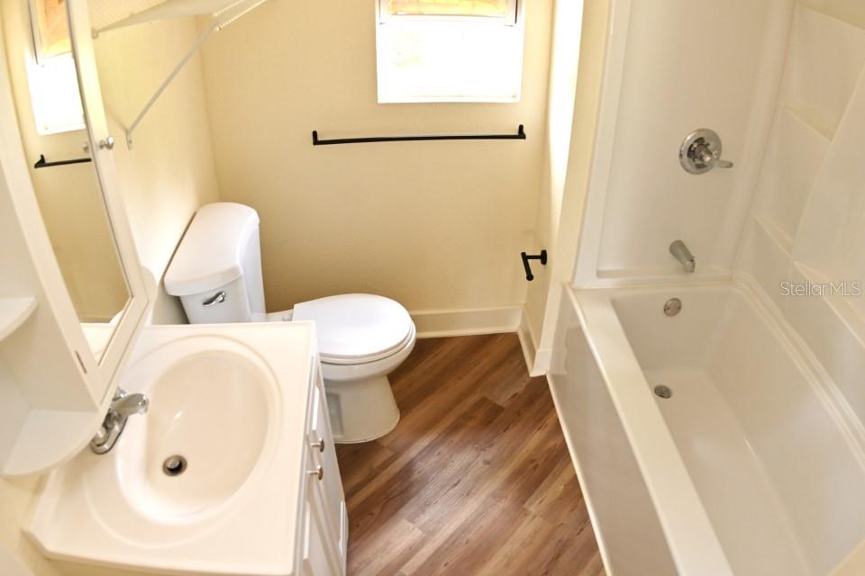 FULL BATHROOM