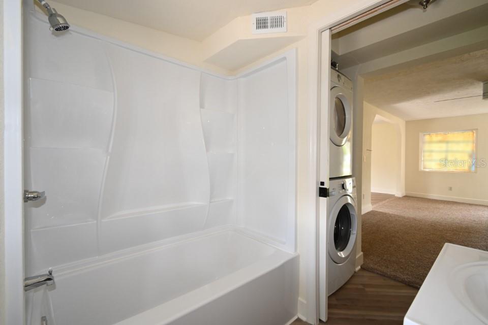 TUB/SHOWER COMBINATION