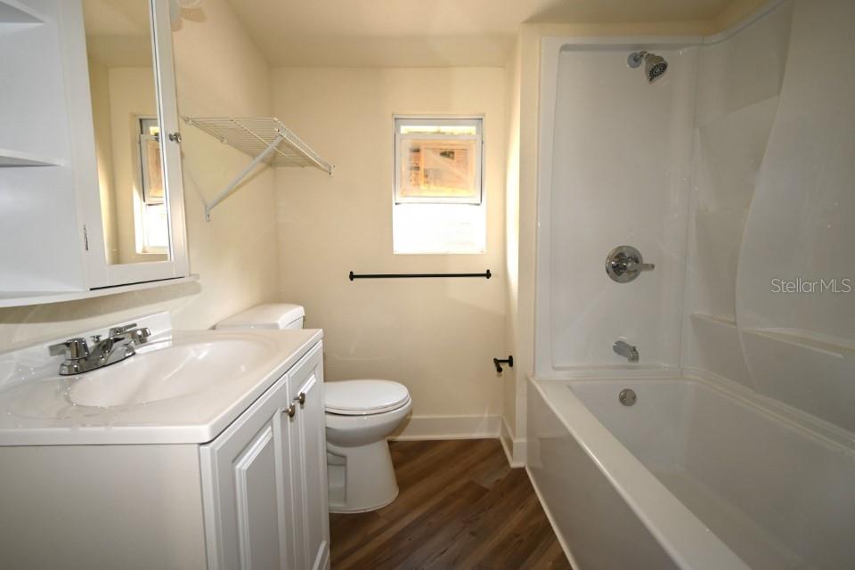 FULL BATHROOM