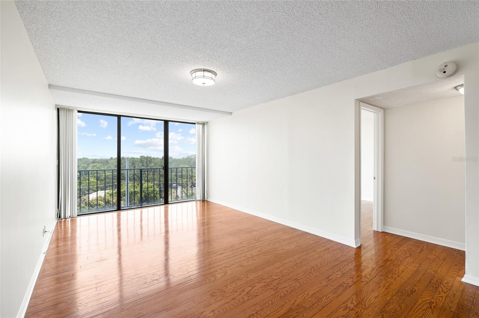 Hardwood floors and beautiful views!