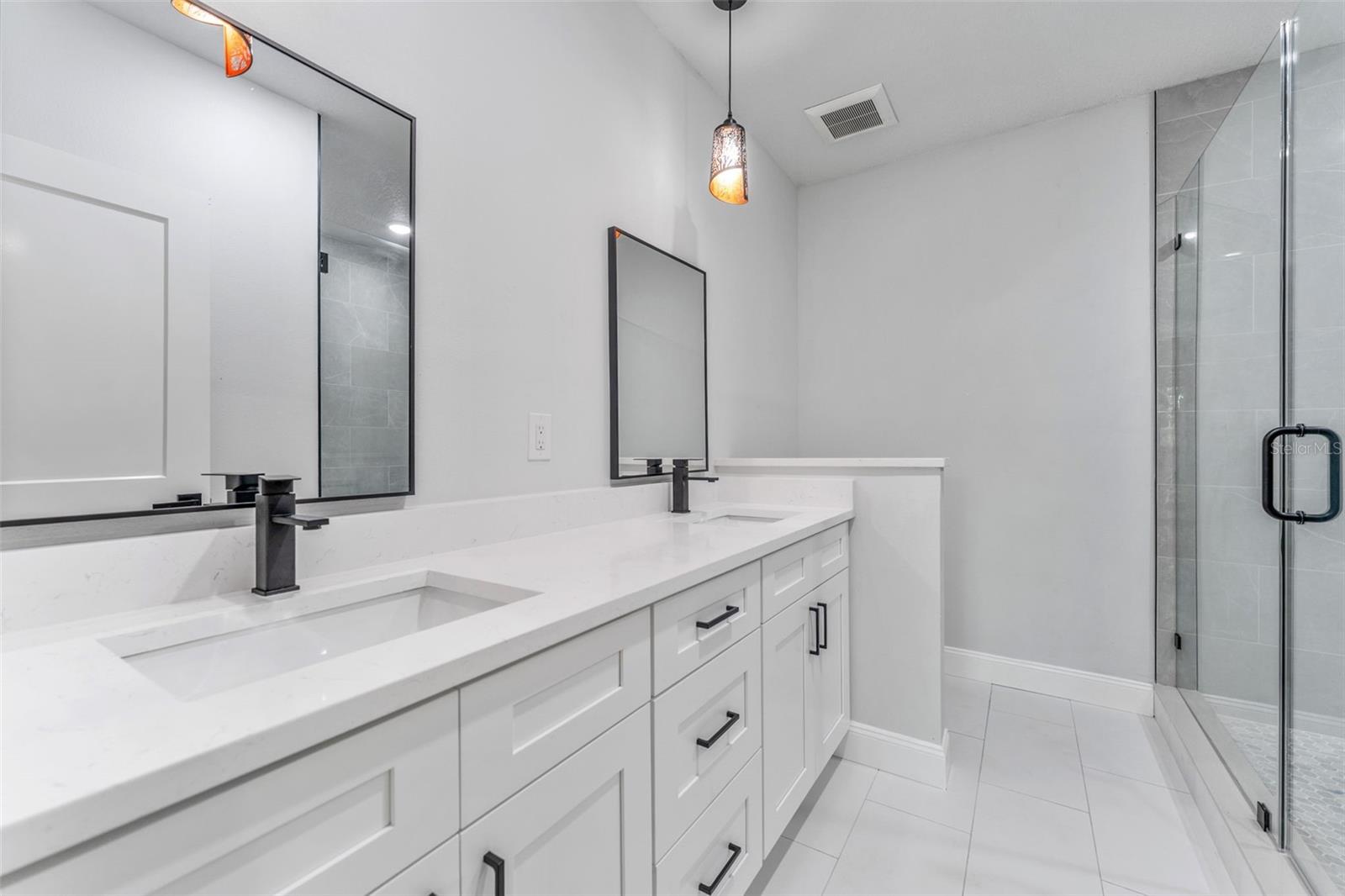 Primary en-suite bathroom