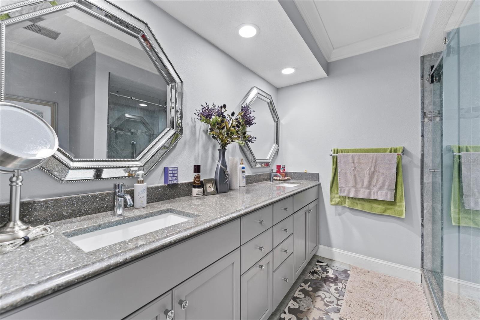 Primary en-suite bathroom