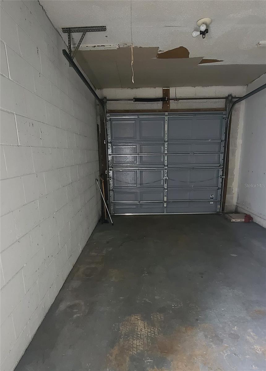 Garage w/hurricane Door
