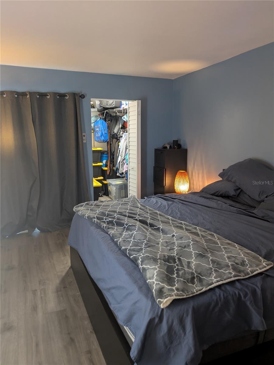 king size bed walk in closet all furniture included