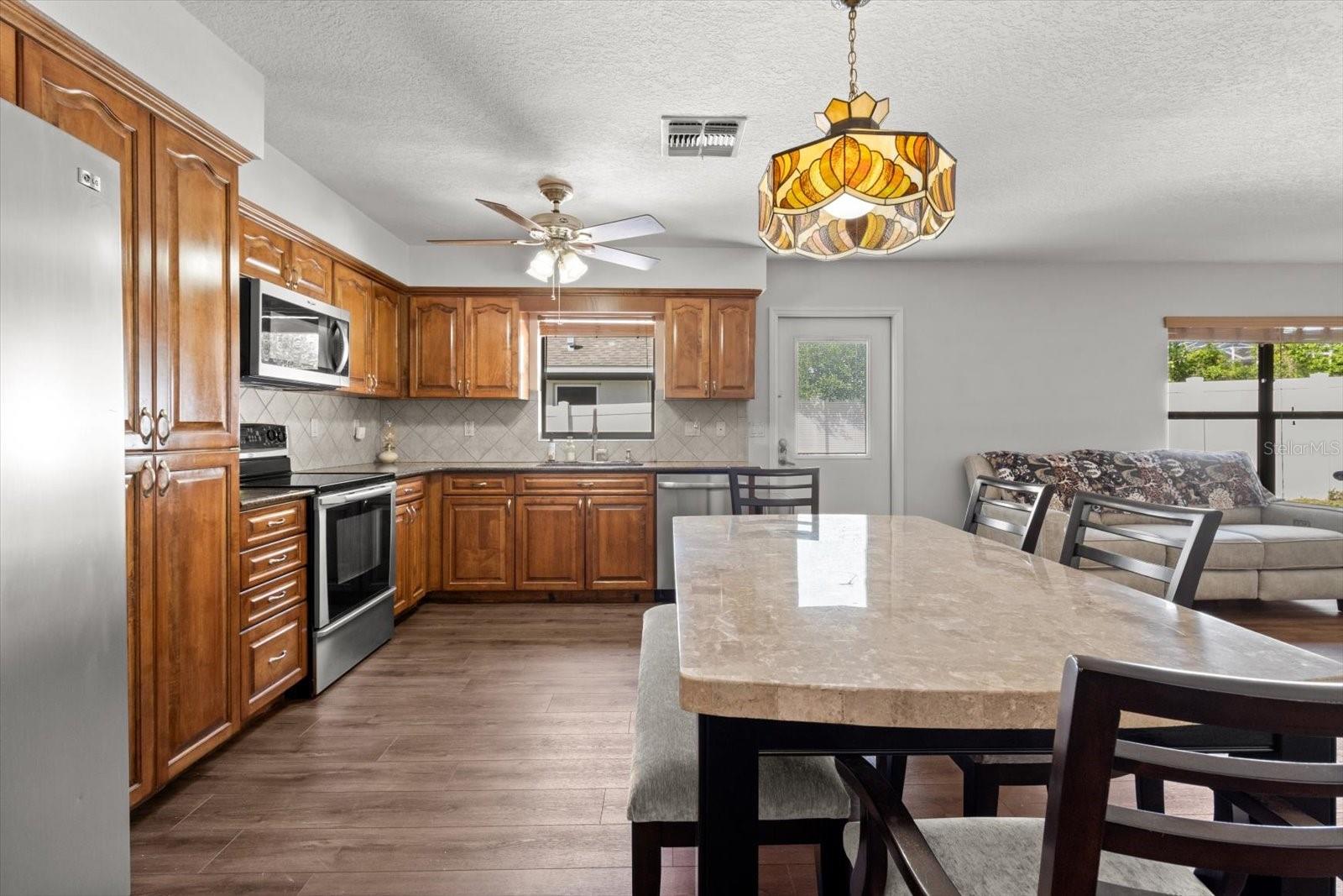 Suite eat-in kitchen