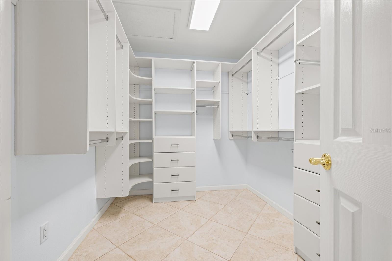 Primary suite walk in closet