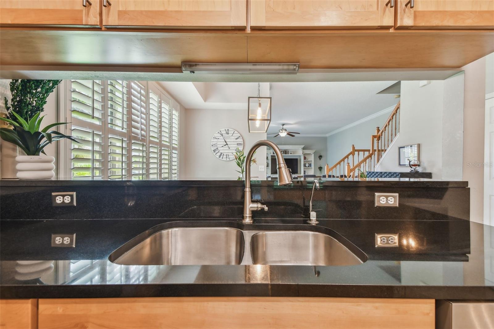 Pass through from kitchen to dining room