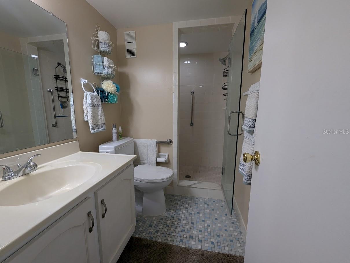 Second bath with walk in shower