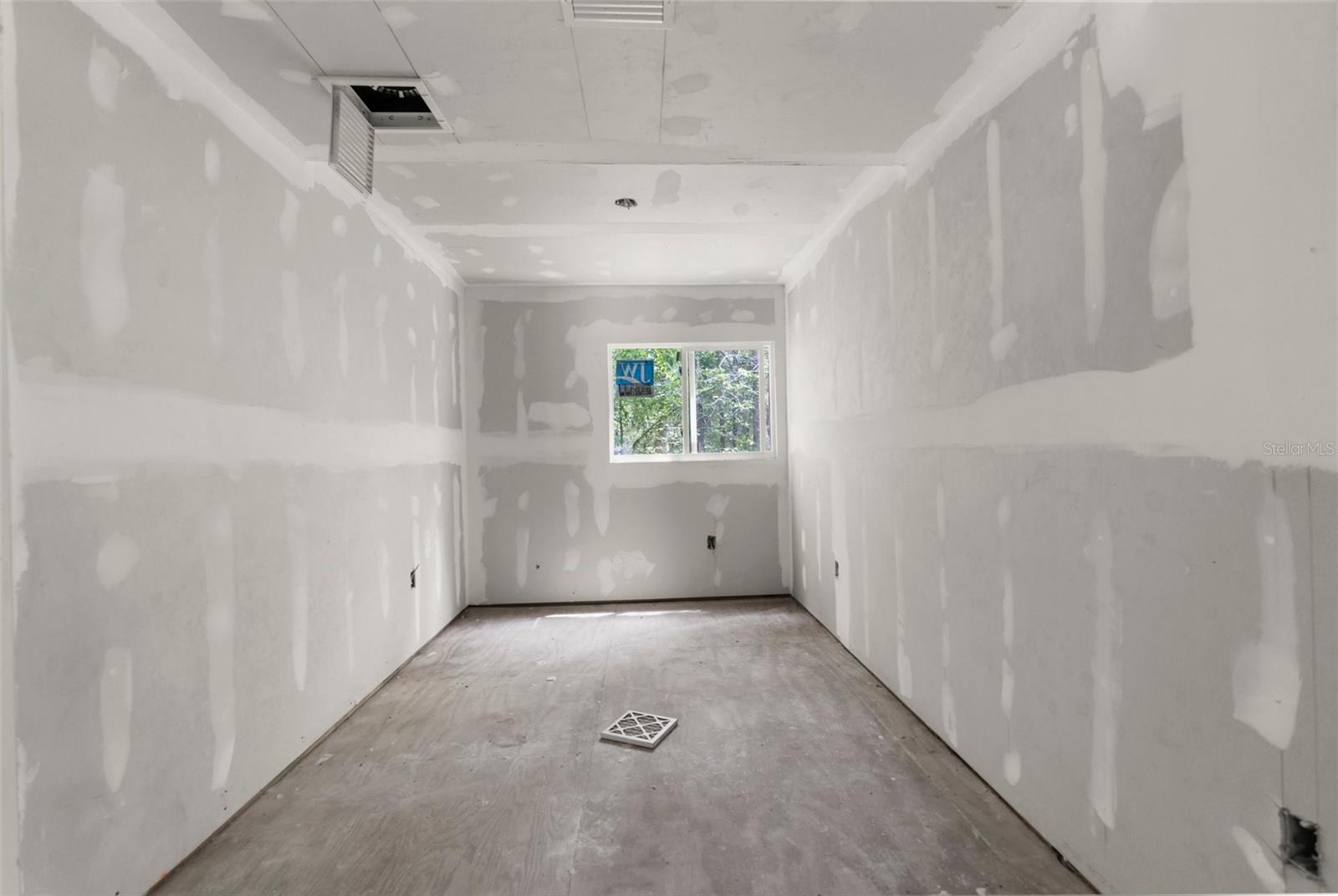 Upstairs full bathroom.