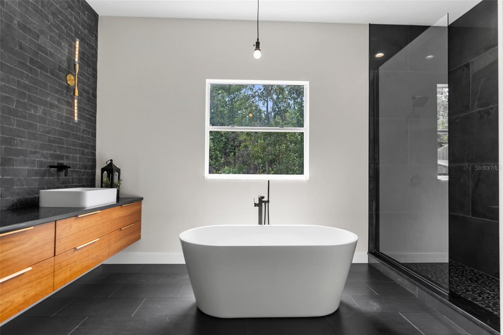 Upstairs full bathroom.