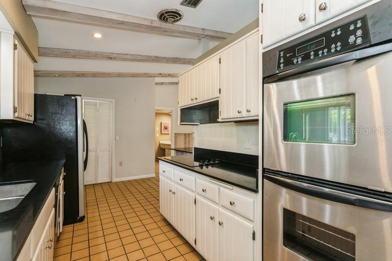 Lots of cabinets!