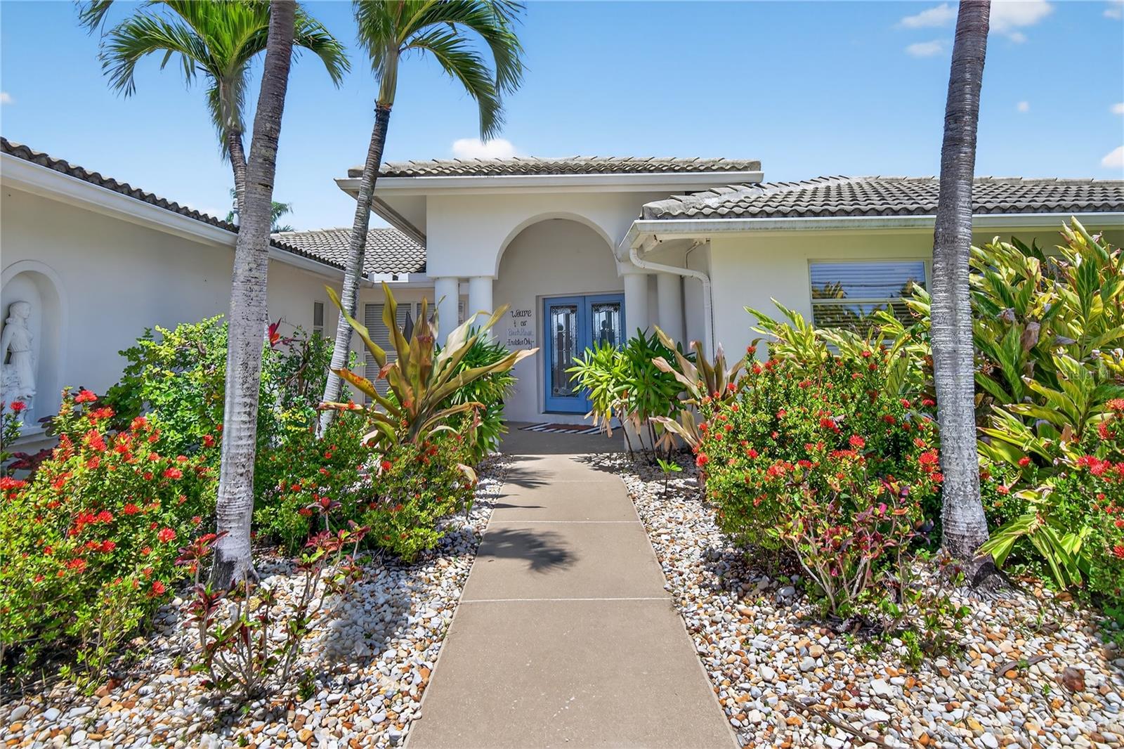 511 Island Way awaits its new owner.