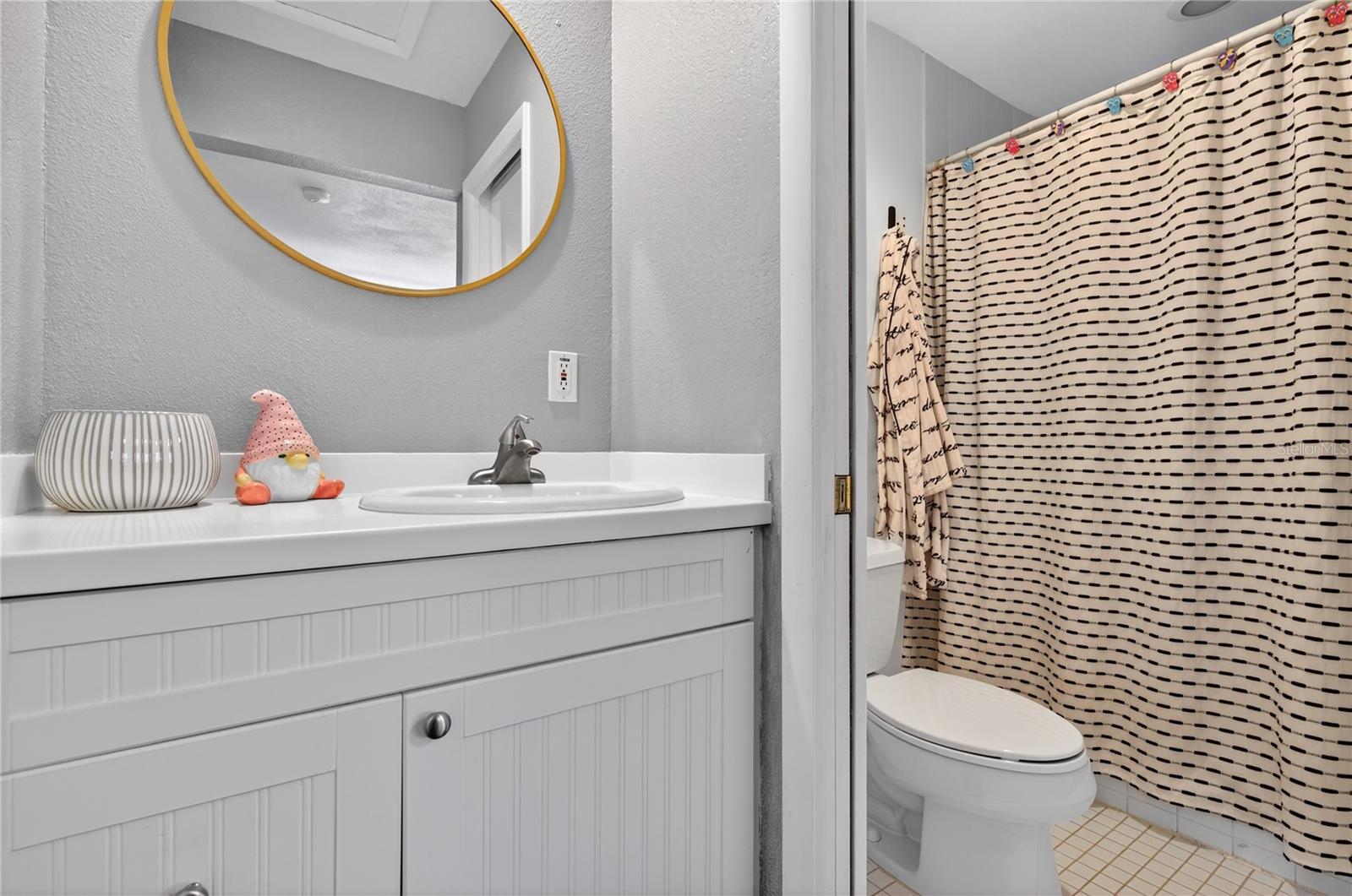 2nd bath with Tub/Shower