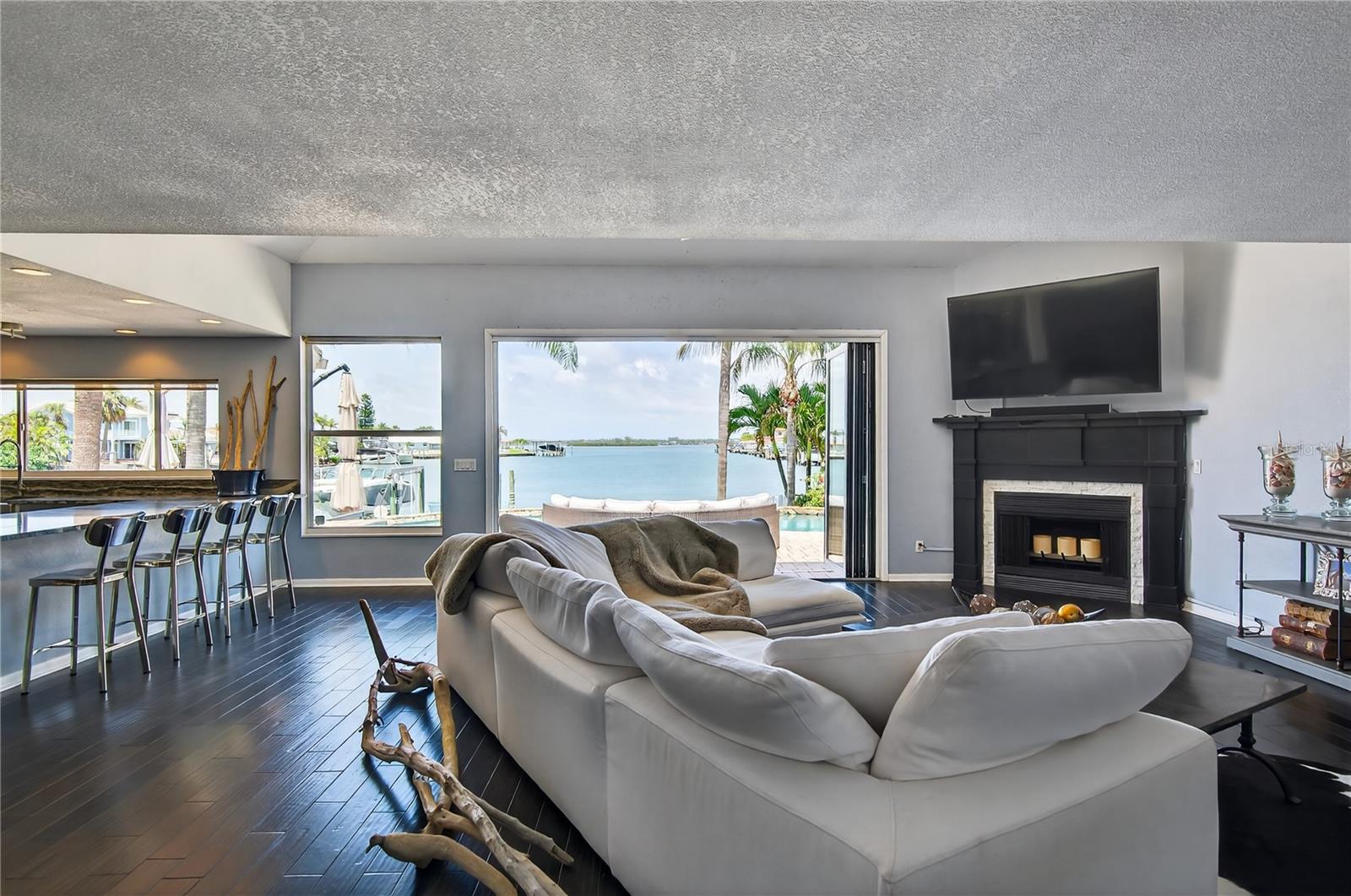 Enjoy entertaining in your open Lliving area again with spectacular view.